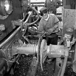 159478 Afbeelding van een rangeerder tijdens het koppelen van de locomotief aan de autoslaaptrein op het N.S.-station ...